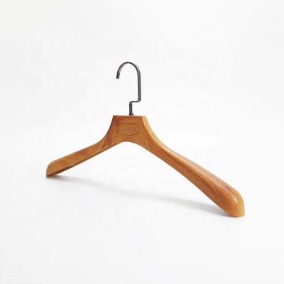 DL192-214 Male's plastic hangers with wood grain paint effect, hand rub brown rose gold flat hook and silk screen LOGO gold